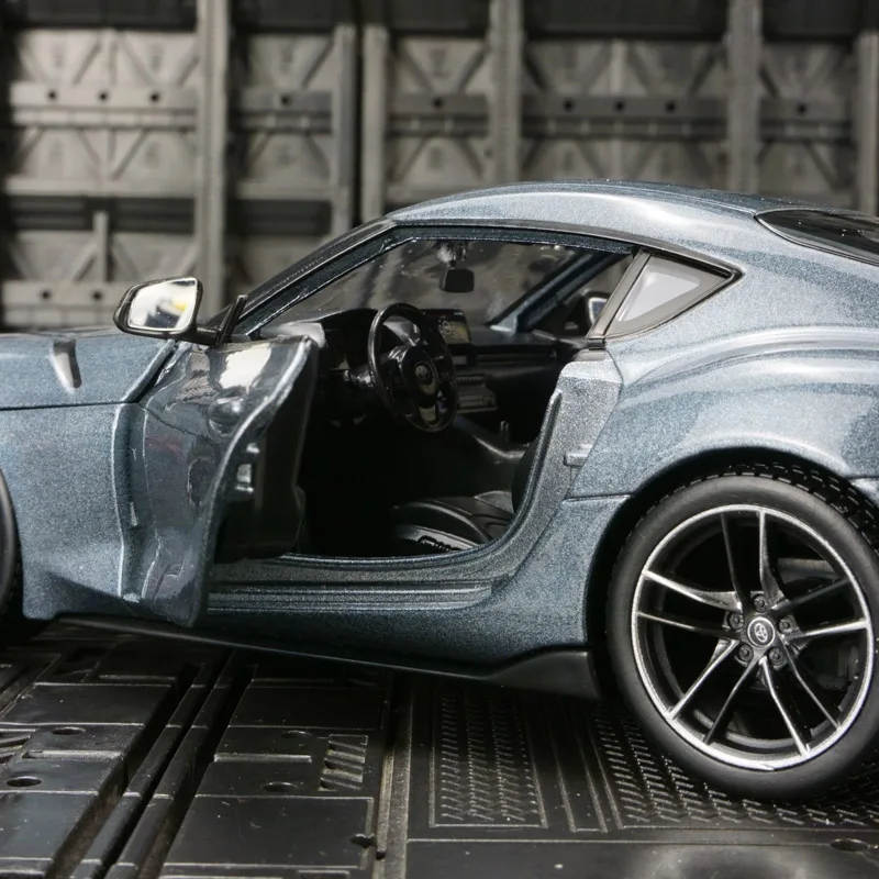 Фото Модель автомобиля Toyota GR Supra от Maisto в масштабе 1:24, из сплава, с открывающимися дверями и капотом, статическая модель суперкара, подарок. №3