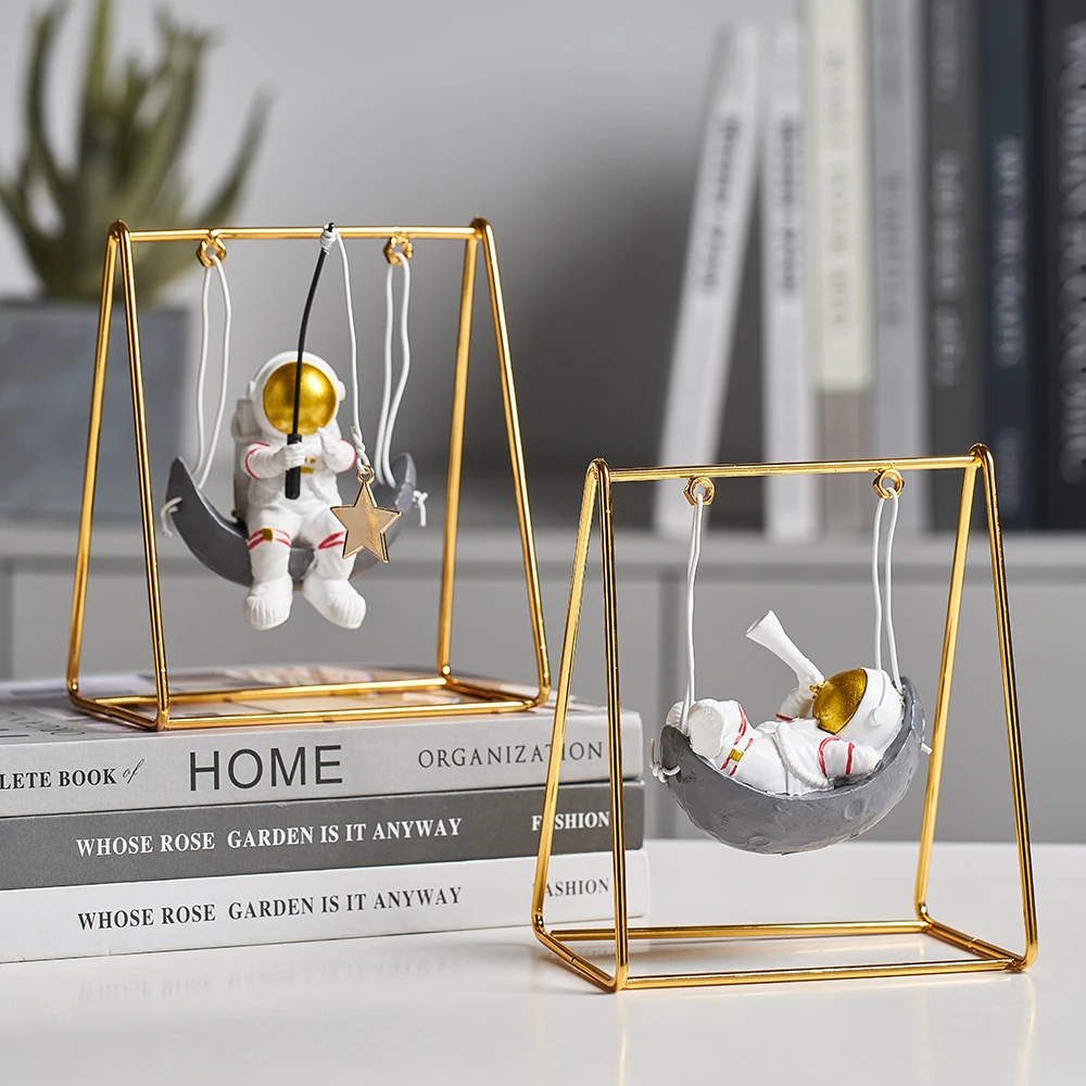 

Nordic Resin Creative Astronaut Sculpture Figurine Store Craft Desk Home Decoration Accessories Modern Birthday Gift Cartoon