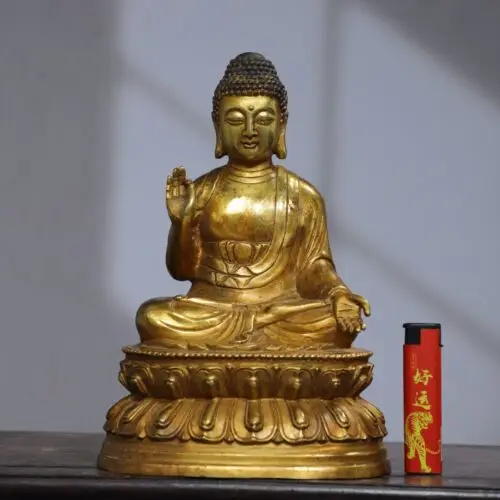 

Offering a bronze gilded statue of the Great Sun Tathagata at home