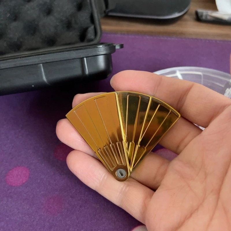 

Second-Hand out-of-Print Leisure Fan Push Brand Zirconium Alloy Material Gold Surface Get Acrylic Box Free