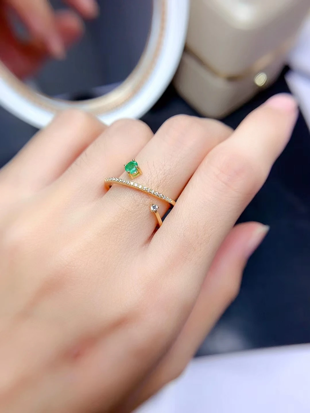 Женское кольцо с изумрудом