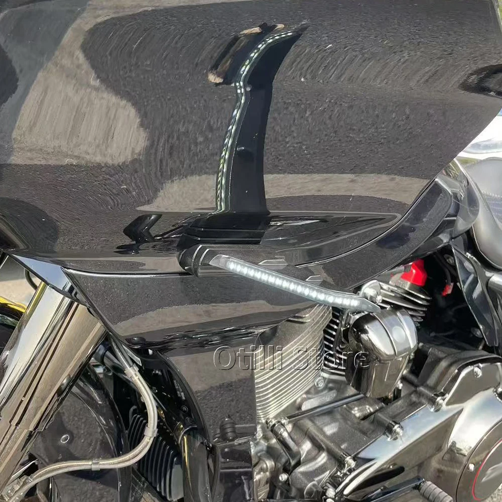 Фото Новинка для Road Glide FLTRX FLTRK FLTRU 2015-2023, боковые светодиодные указатели поворота мотоцикла, струящиеся огни, двойные мигающие лампы, черные №5