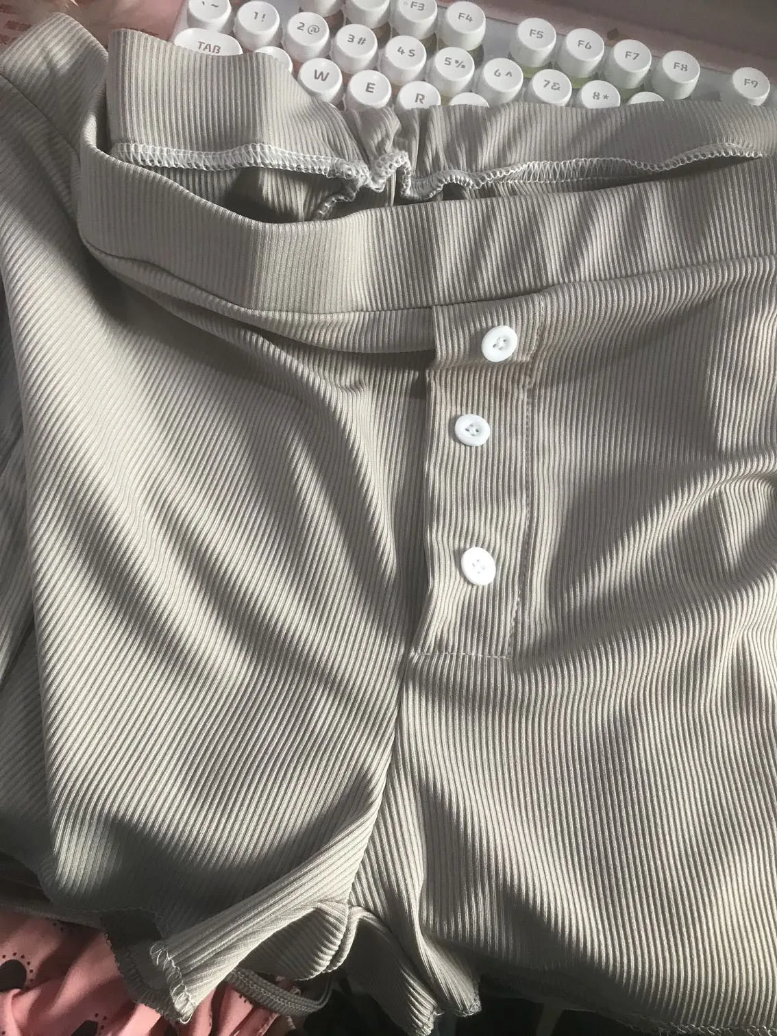 Серые однотонные сексуальные женские шорты с высокой талией обтягивающие