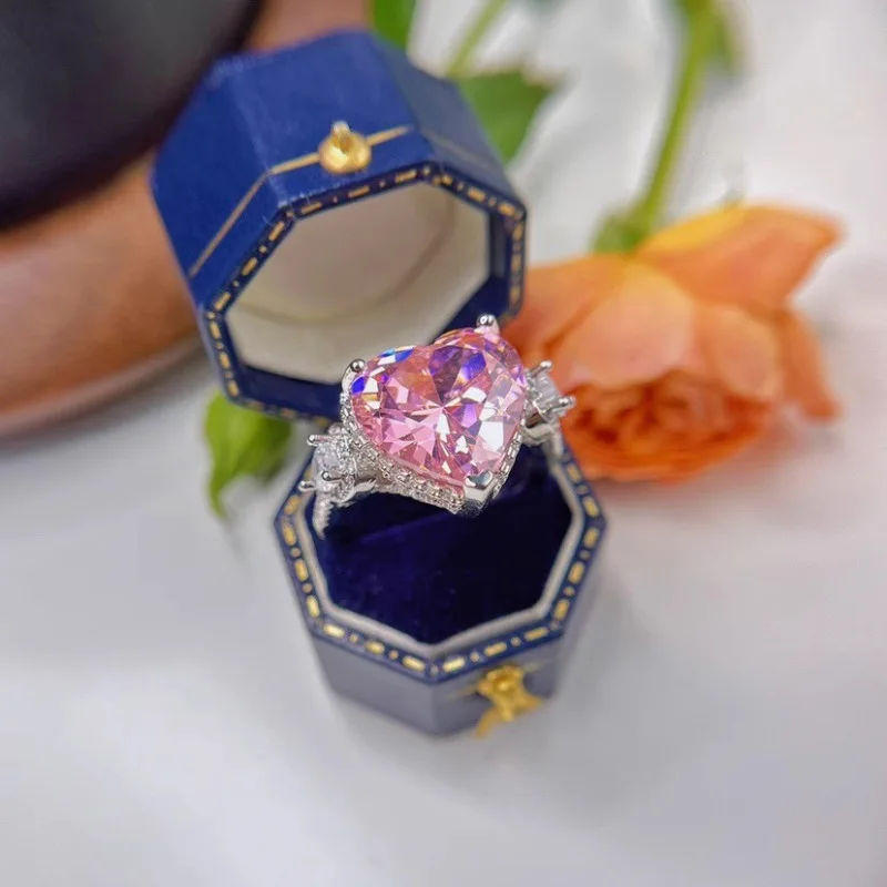 Женское кольцо с цирконом серебряное в романтическом стиле