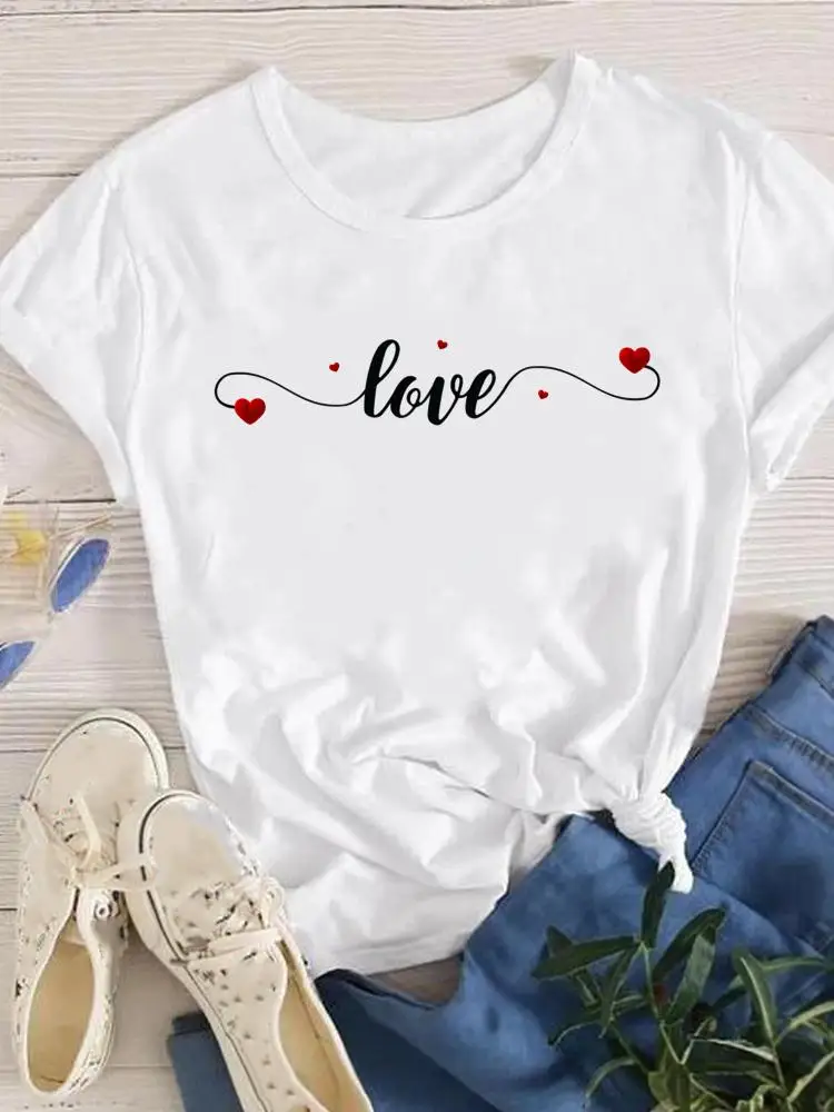 

Женская футболка с коротким рукавом, принтом и надписью «Love»