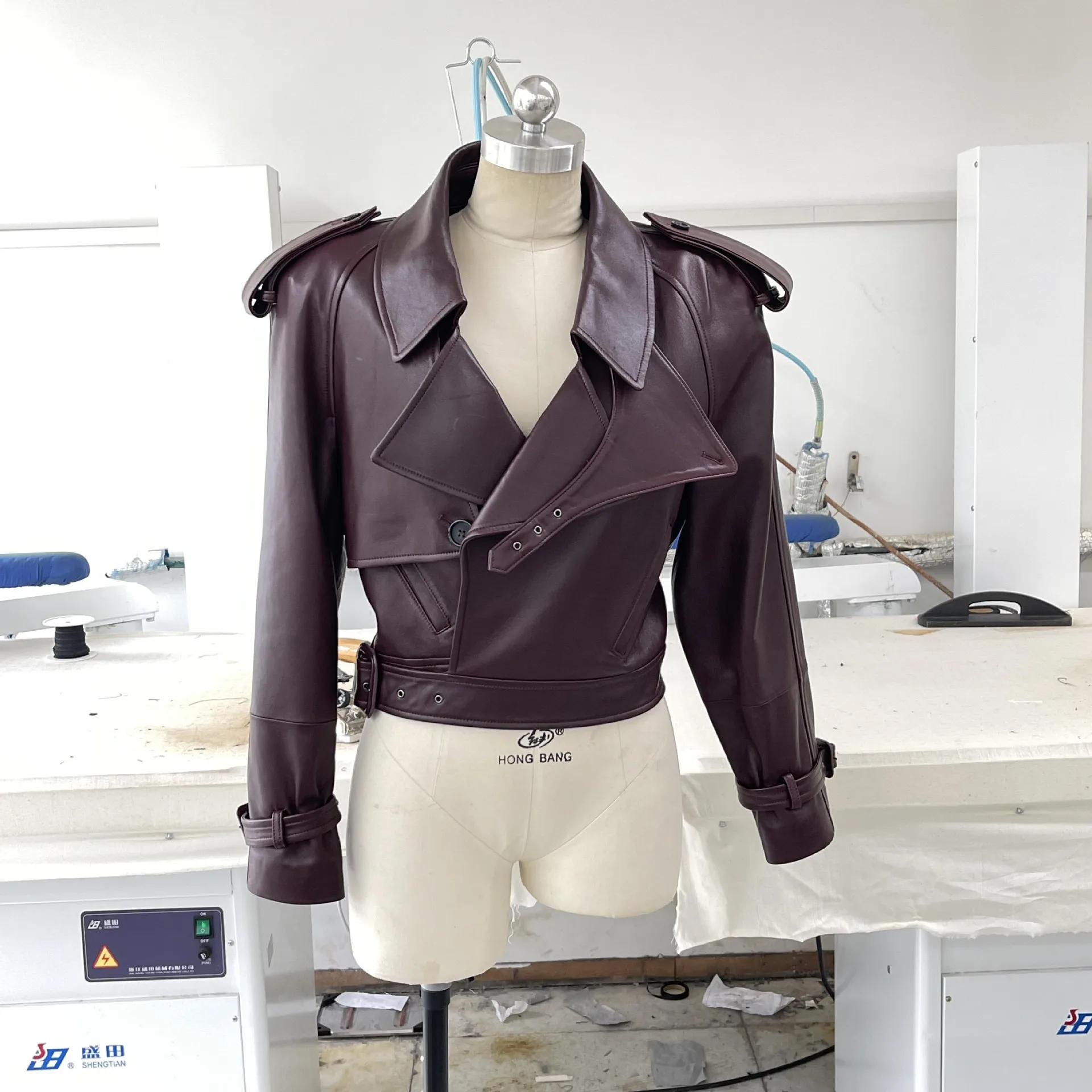 Рисунок 3 - Женская кожаная куртка с лацканами