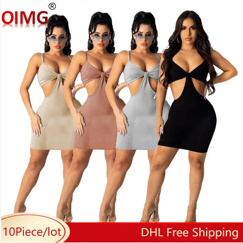 Женское трикотажное облегающее платье на бретелях-спагетти |