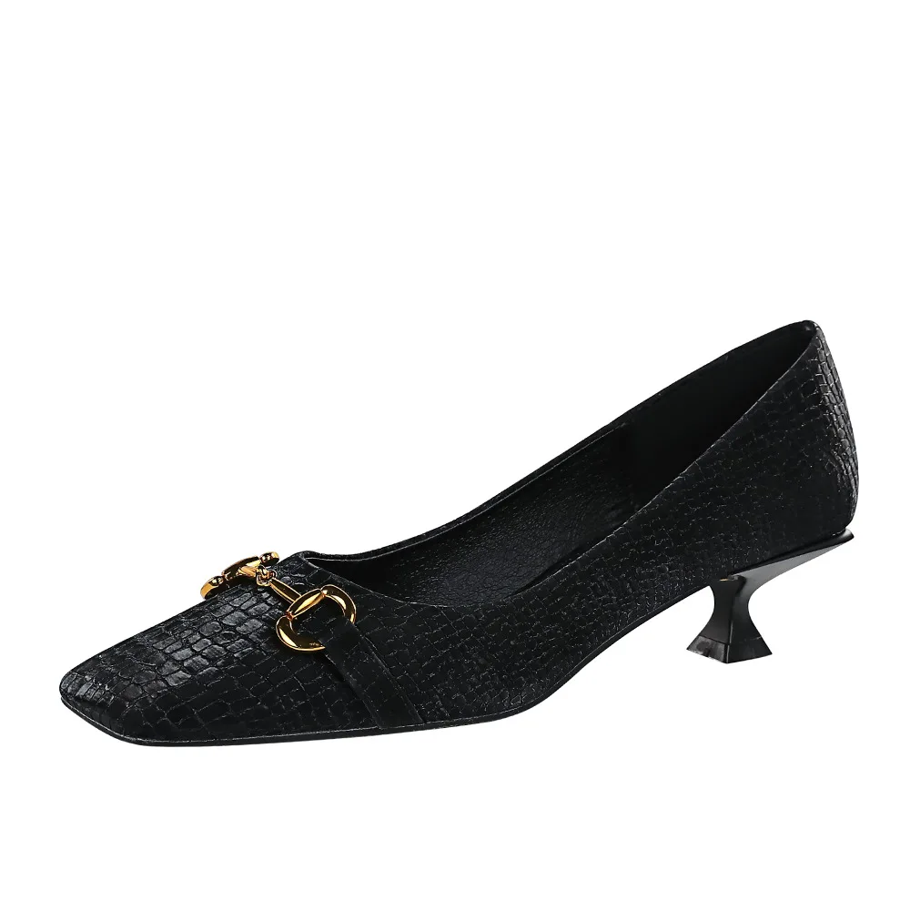 

2022 New Seasons Women's High Heels Retro Fashion Cat Heel Shallow Mouth Metal Buckle Stone Pattern Women's Shoes