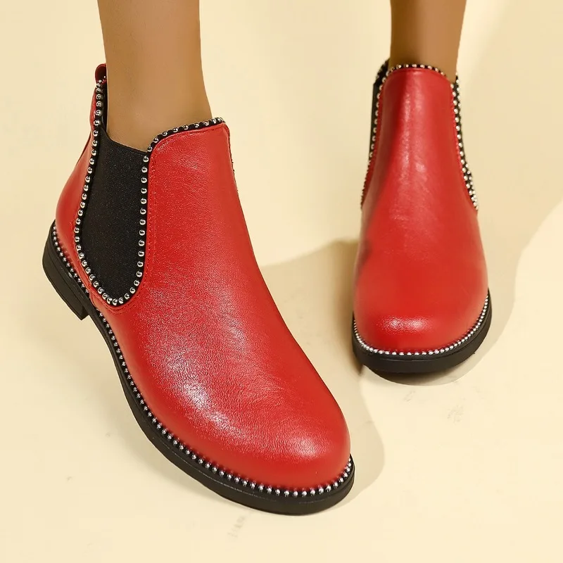 Женская обувь с заклепками и круглым носком на низком каблуке женские короткие