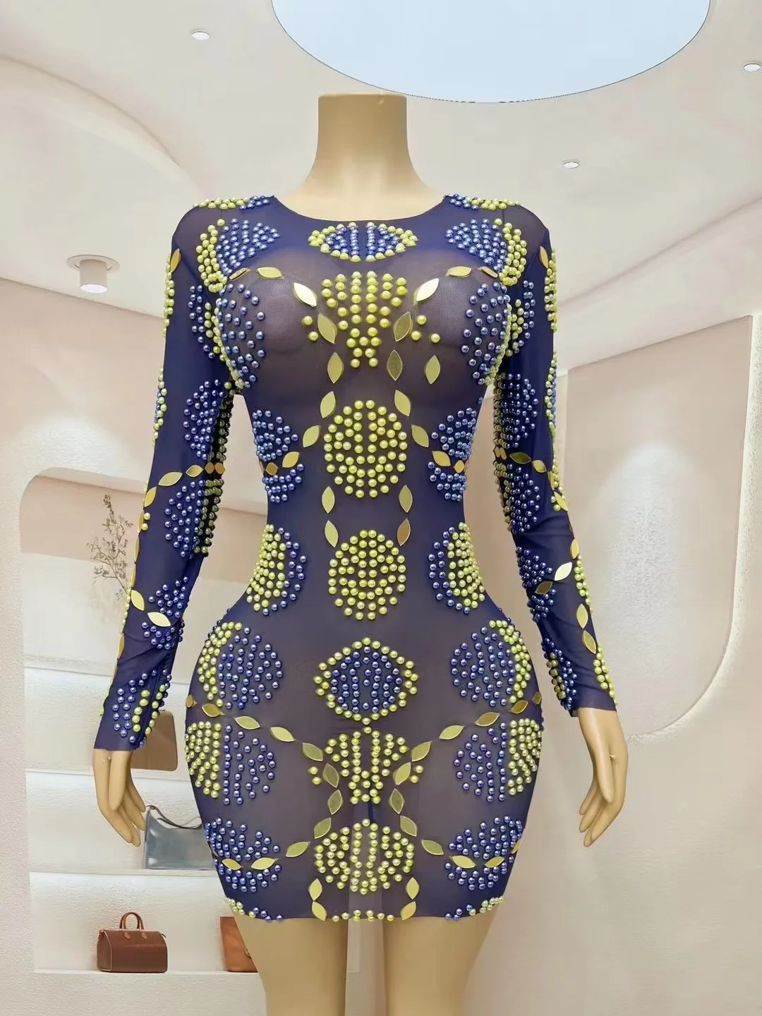 Платье с длинным рукавом и синим жемчугом