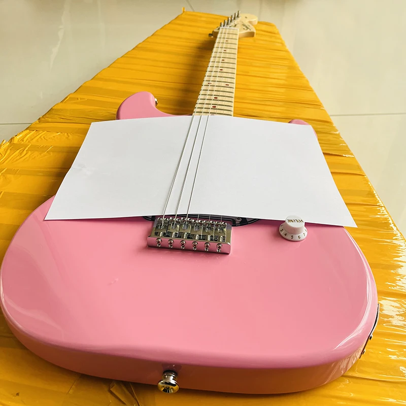 Индивидуальная электрическая гитара сделанная из твердой древесины