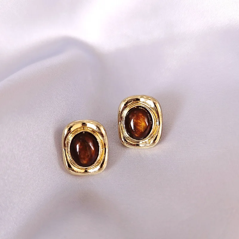 Серьги-гвоздики в золотом квадратной металлической оправе