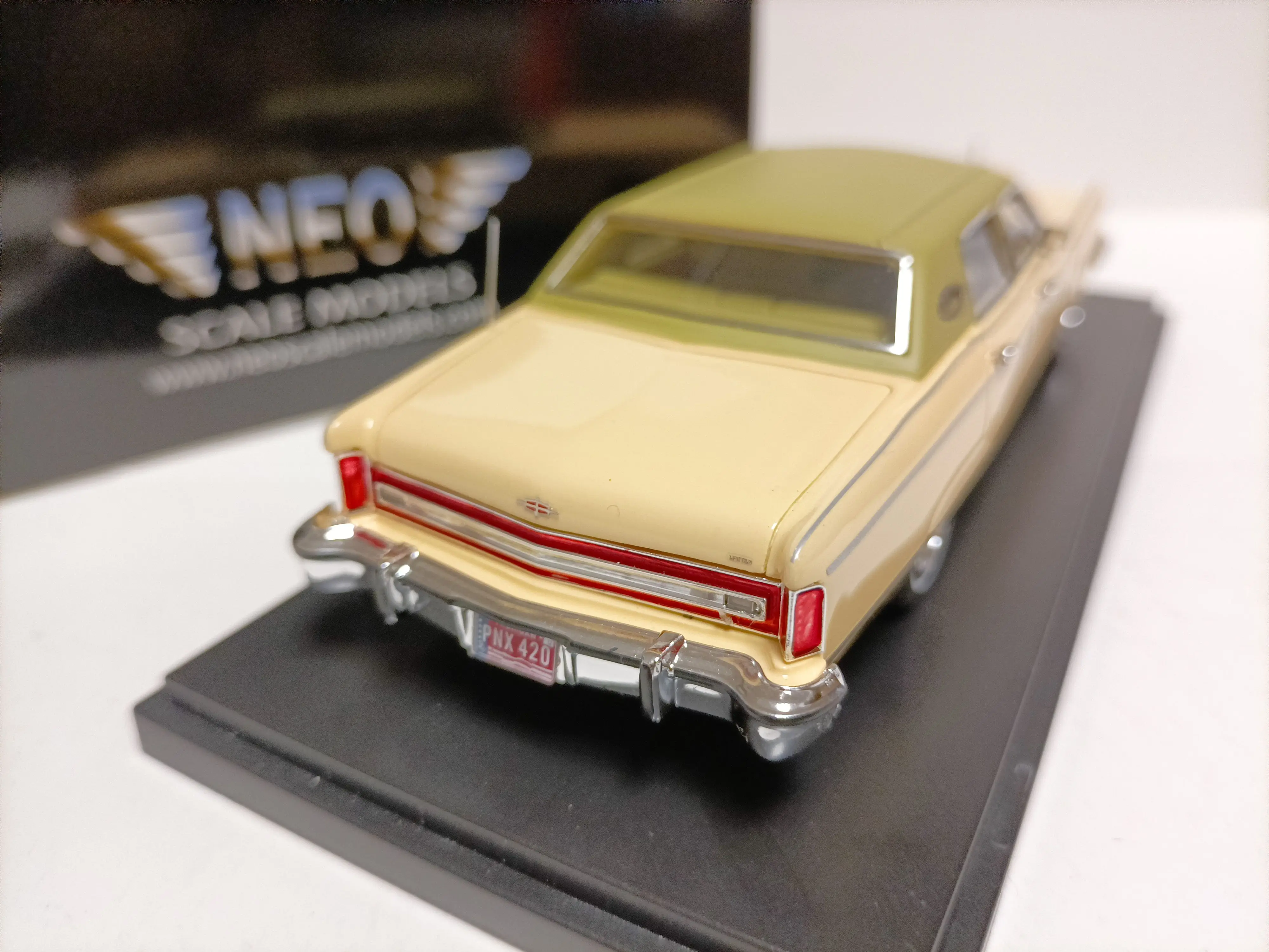 NEO 1:43 Continental Town Car 1982