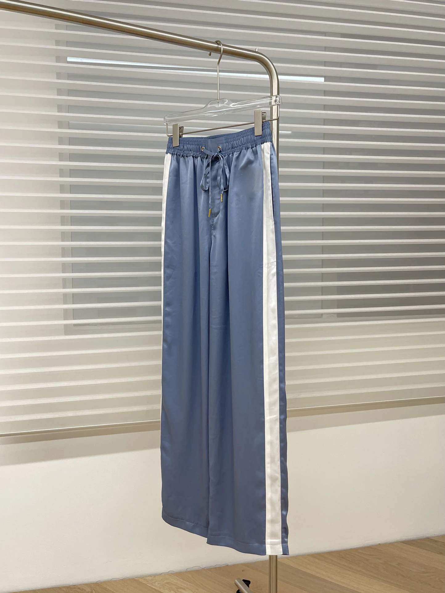 Spring and summer new satin blue sweatpants casual wear with relaxed comfortable version is also super age reduction