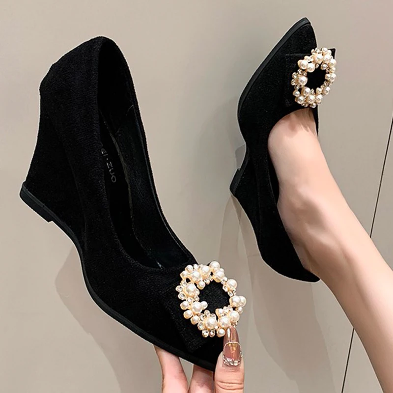 Женская обувь на танкетке с острым носком и кристаллами замшевые пикантные туфли