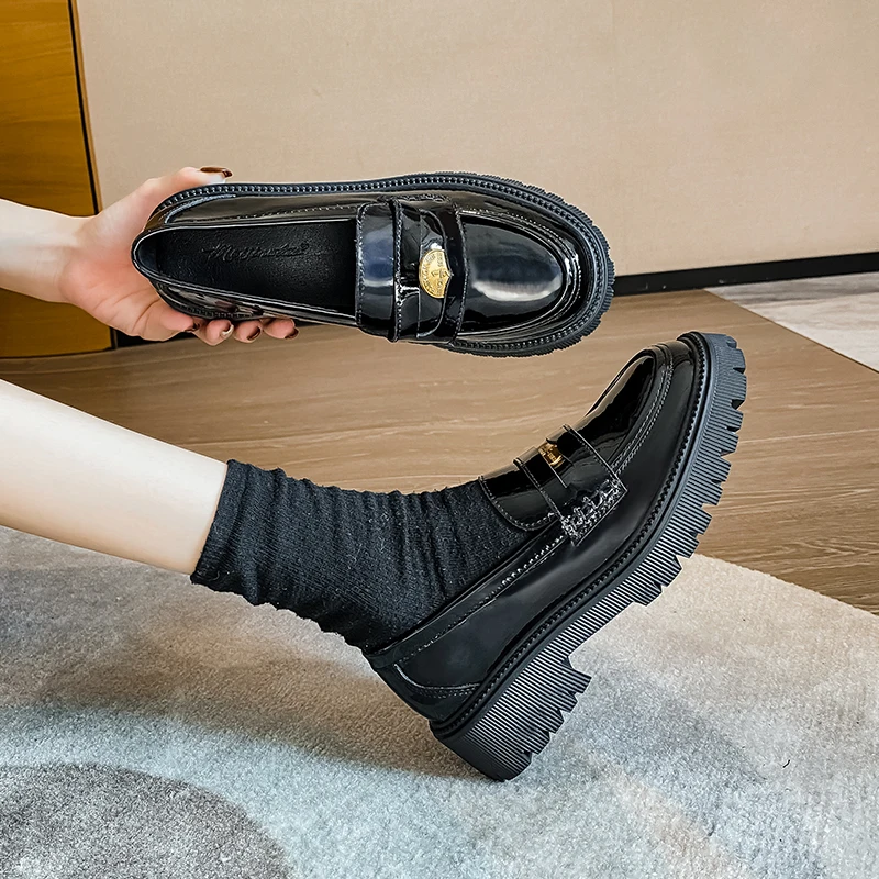 2023 New Women's Loafers British Style Thick Bottom Round Head Retro Small Gold Coin Decoration Black Small Leather Shoes