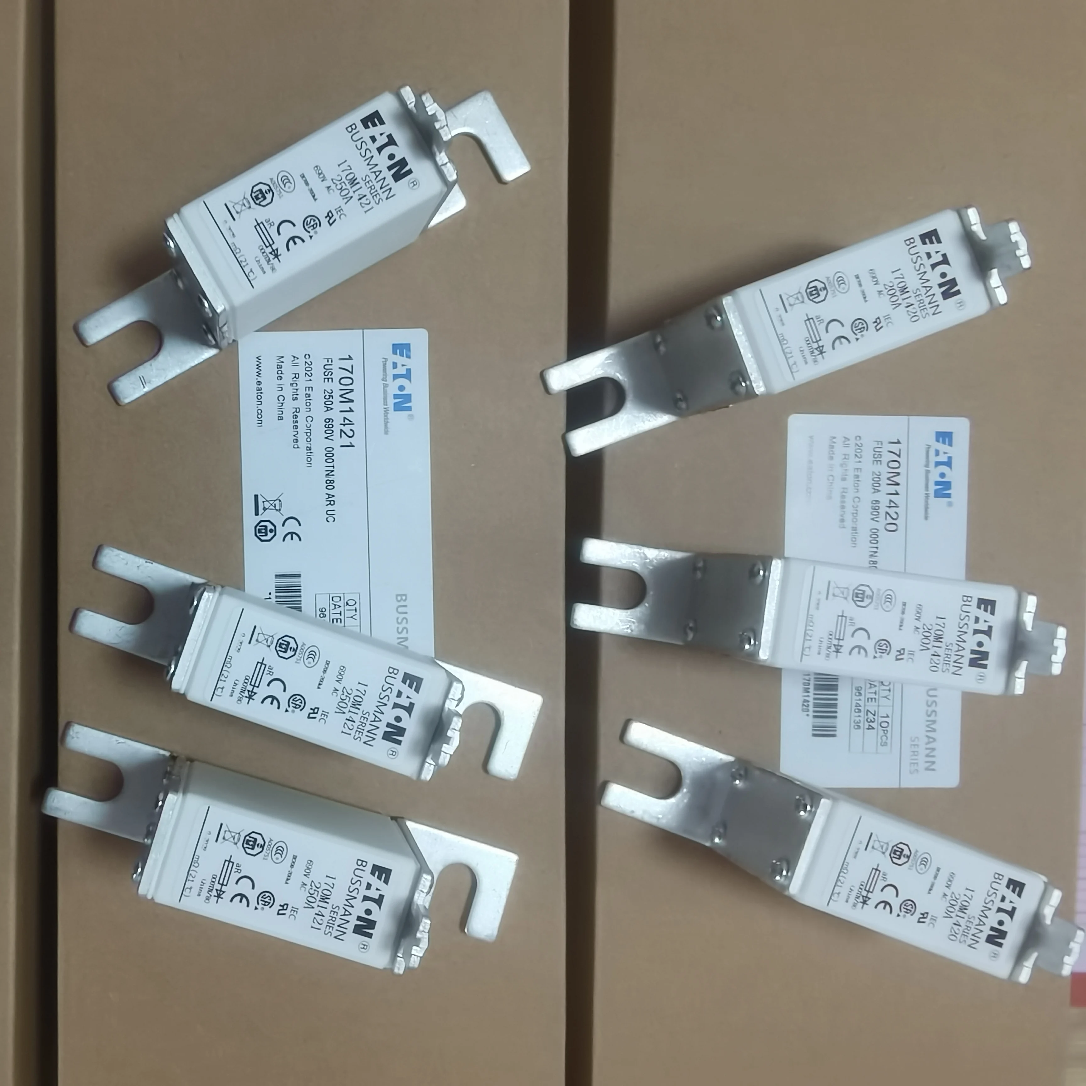 

170M1421 250A690V