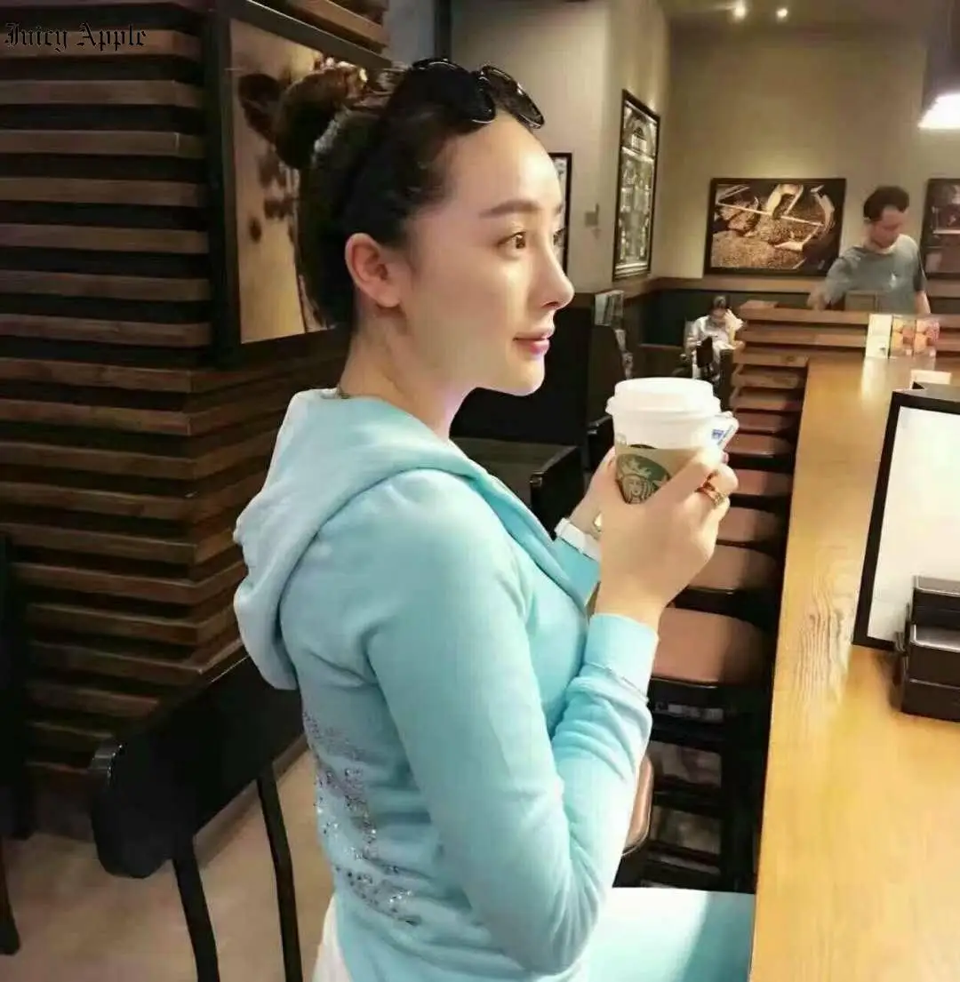 Костюм спортивный женский бархатный с капюшоном и длинным рукавом на молнии -