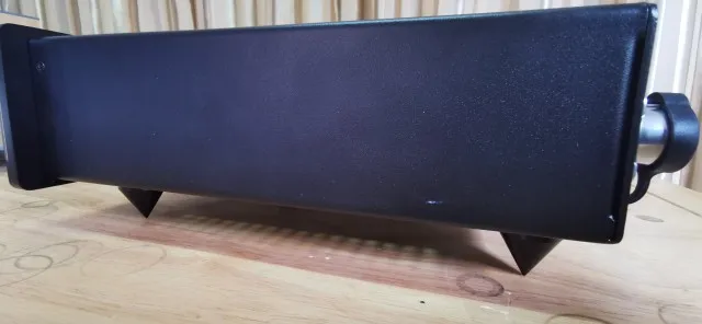 Одиночный источник питания для цифрового вещания SR-100