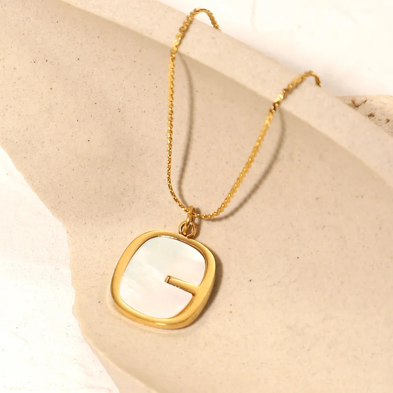 

Minar Fashion White Shell Pendant Necklaces for Women Gold Color Twist Rope Chain Titanium Steel Necklace Casual Accessories