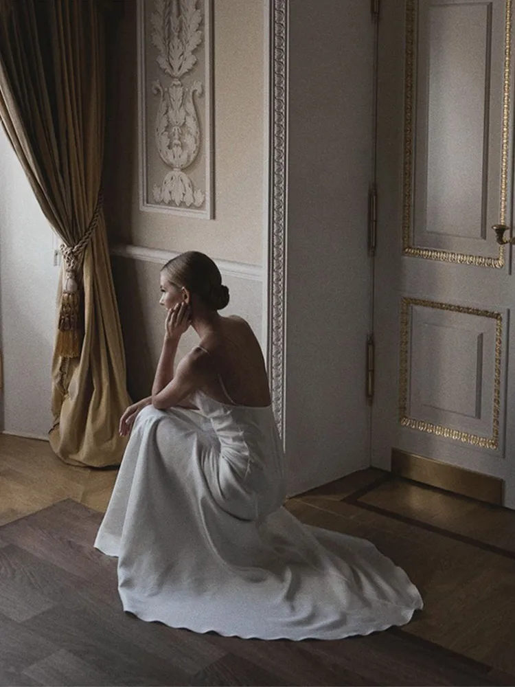 Элегантное женское атласное платье с лямкой на шее привлекательное Белое