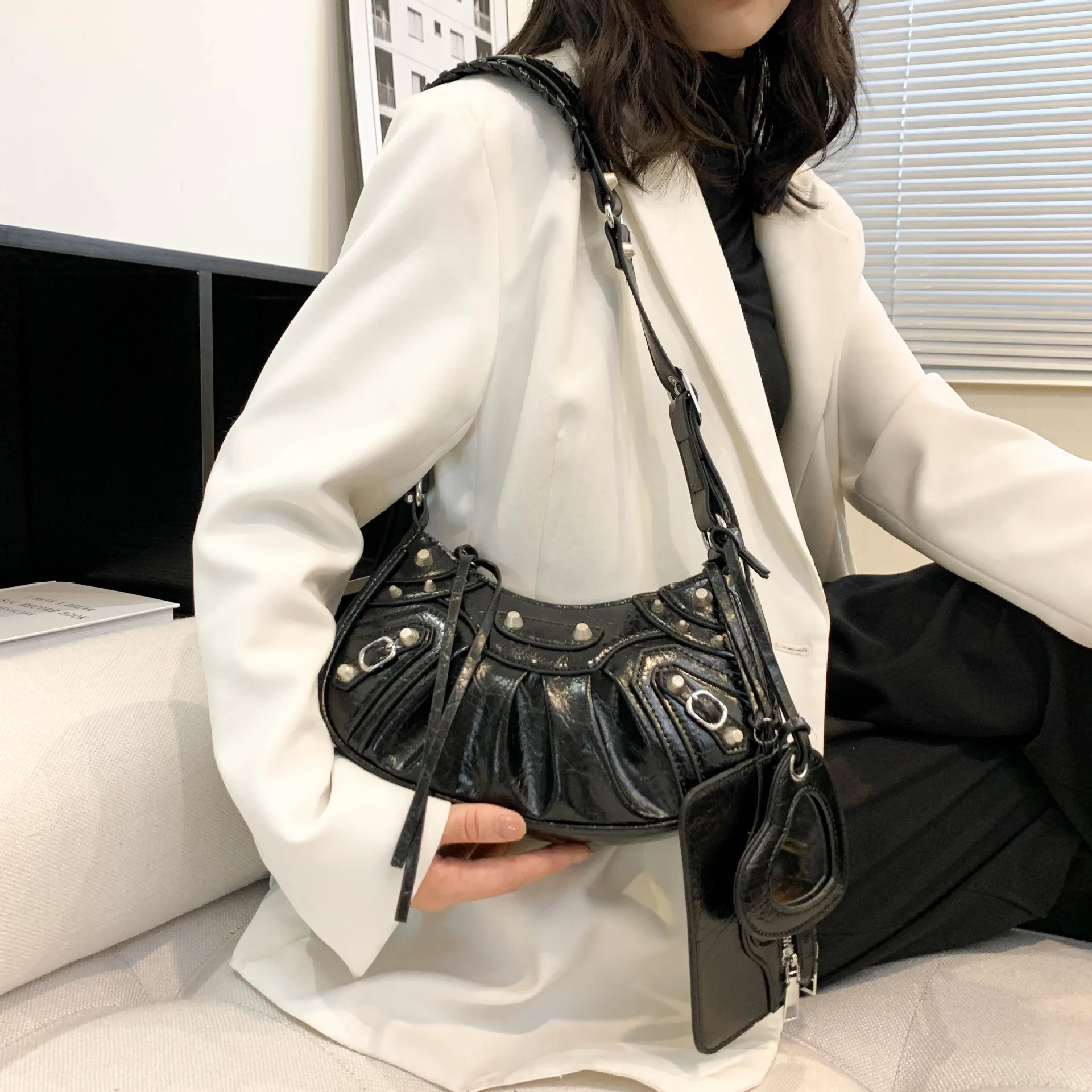 

2023 зимние винтажные кошельки и сумочки в стиле панк на плечо с заклепками дизайнерская полумесячная сумка через плечо из искусственной кожи для подмышек