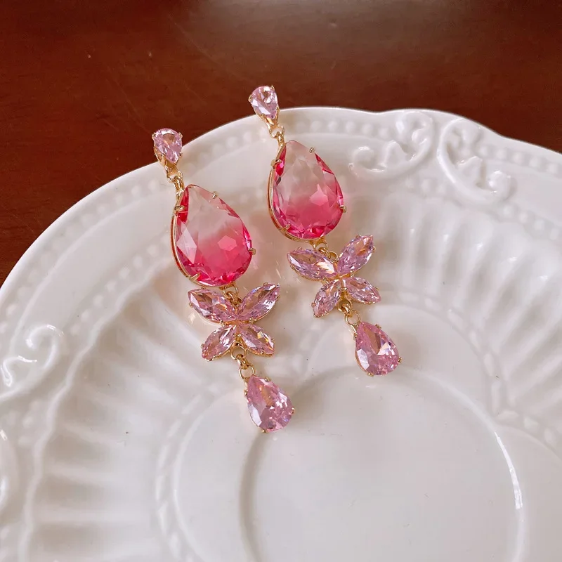 Женские серьги-подвески в виде розовых цветов