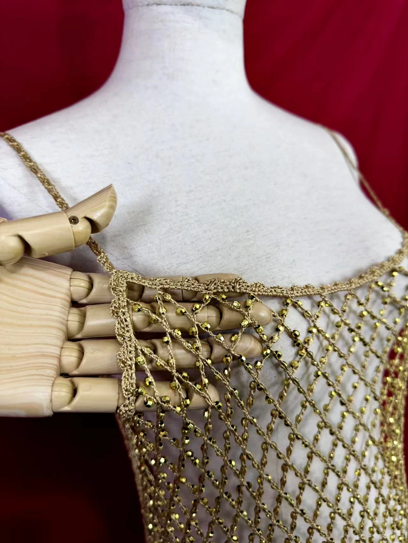 Женское сетчатое платье ручной работы с блестящими кристаллами украшенное