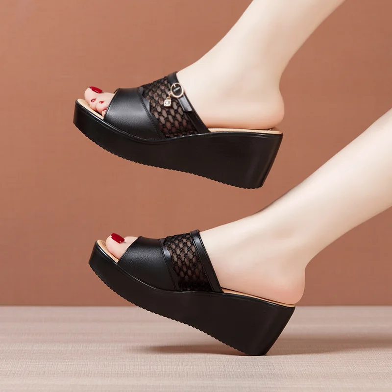 Тапки женские кожаные на танкетке 6 см элегантные мягкие шлепанцы с вырезами