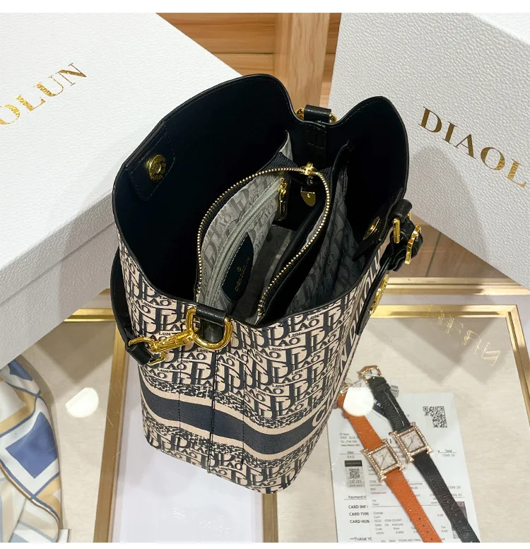 Luxury Designer Shoulder Bag Square Leather Chain Handbag Large Capacity Crossbody Silk Ribbon Women Party Purse Messenger Bags