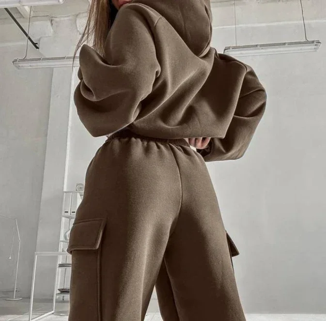 Спортивный комплект для отдыха с толстовкой длинными рукавами и брюками на