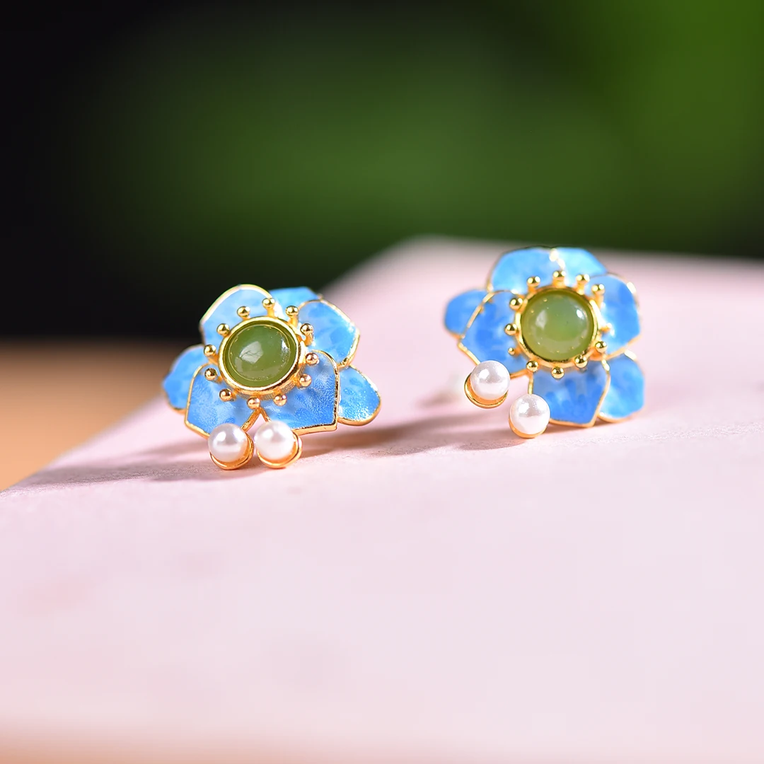 Серьги-гвоздики из серебра S925 с нефритовым камнем