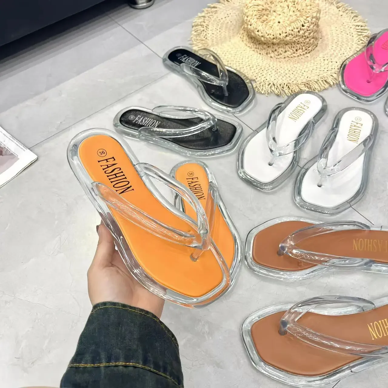 Новинка женские шлепанцы в европейском стиле на плоской подошве с кристаллами