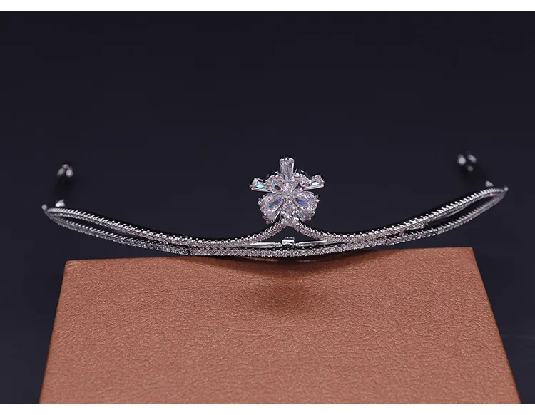 

Banquet Bridal Crown Ornament Wedding Dress Accessories Birthday Banquet Crown Cake Decoration