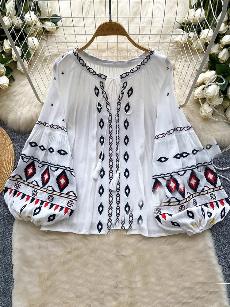 Женская блузка в стиле ретро национальном с вышивкой на шнуровке и кисточками