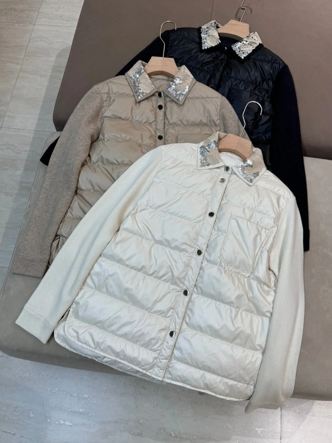 Роскошный однотонный пуховик с изысканной отделкой