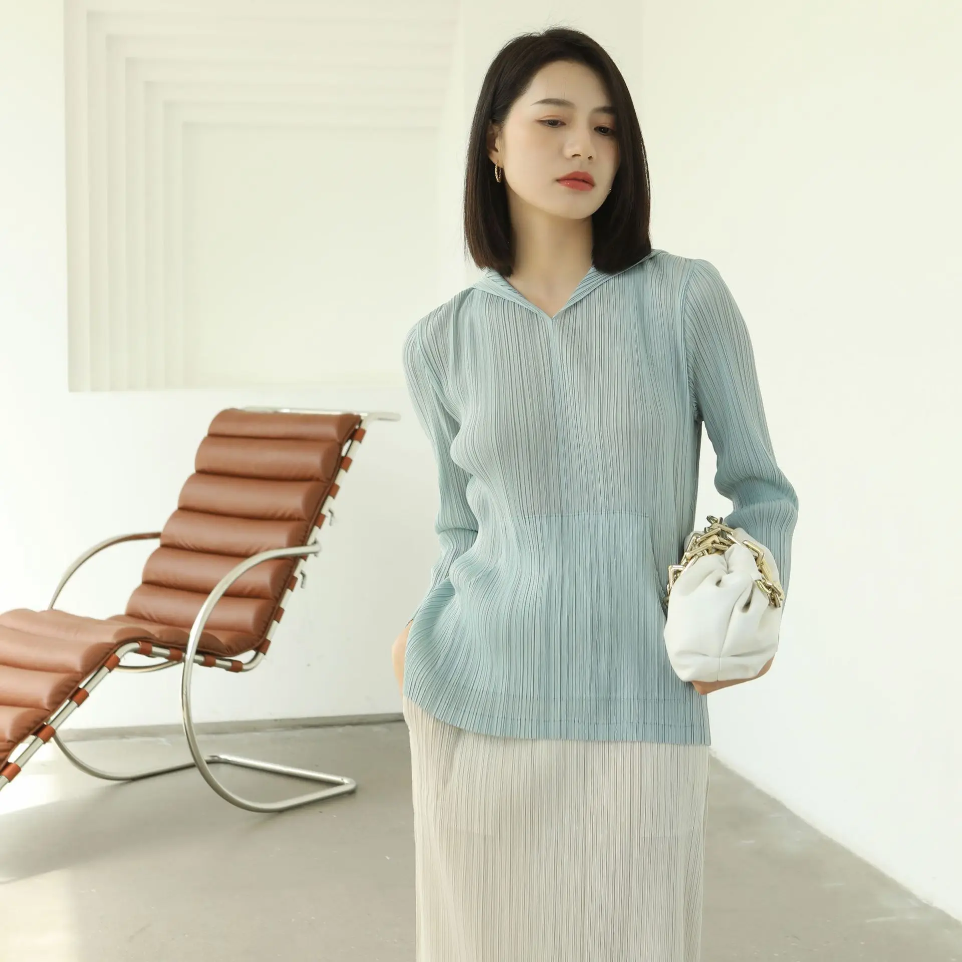 

Новинка ранней весны, плиссированная однотонная универсальная свободная Тонкая Повседневная футболка с капюшоном, свитер