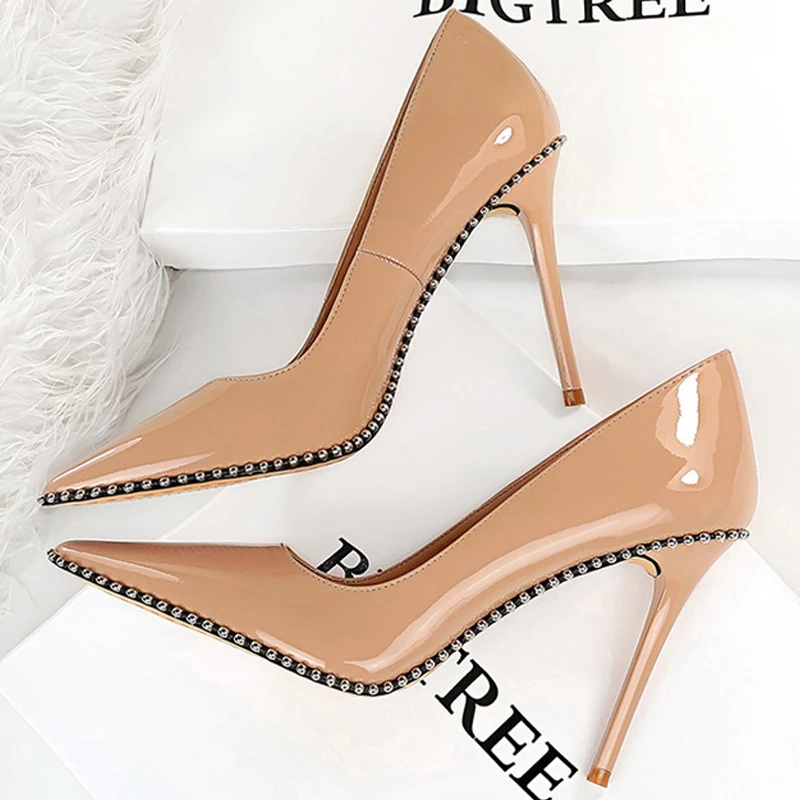 

Женские винтажные туфли-лодочки BIGTREE, туфли на высоком каблуке-шпильке с острым носком и металлической цепочкой и заклепками, большие разме...