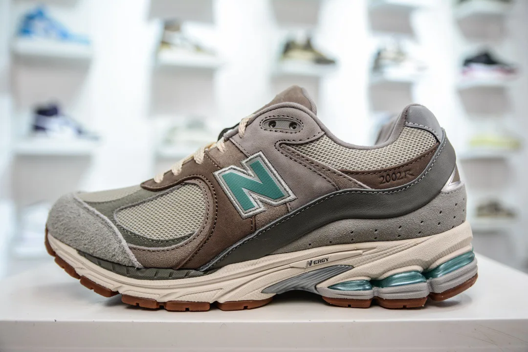 Противоскользящие и износостойкие беговые кроссовки New Balance NB 2002R серия CNY с