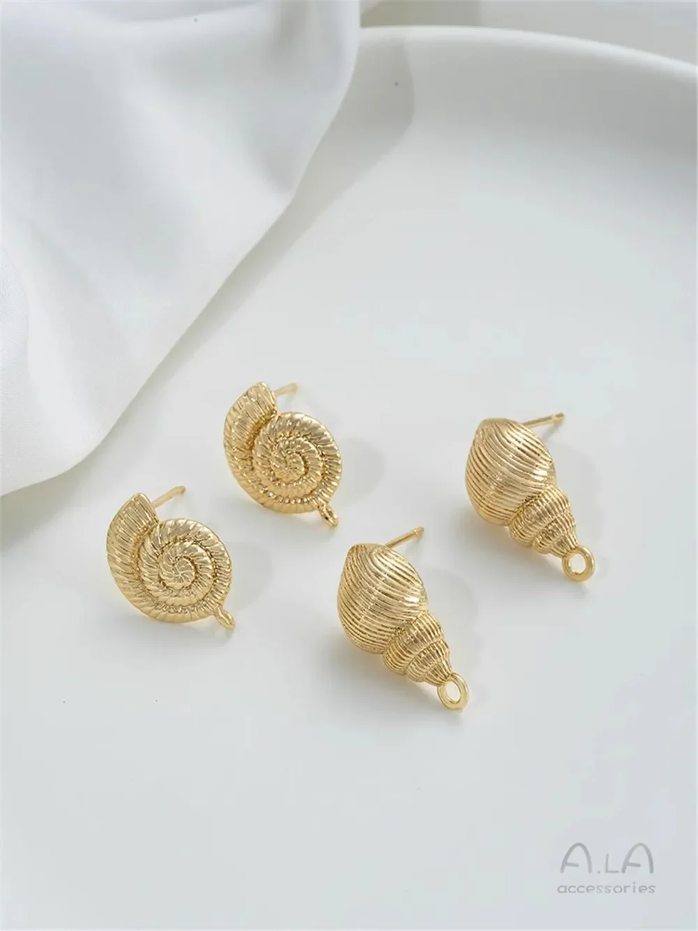 Серьги-раковины Ocean Wind с наполнителем из 14-каратного золота подвесными кольцами