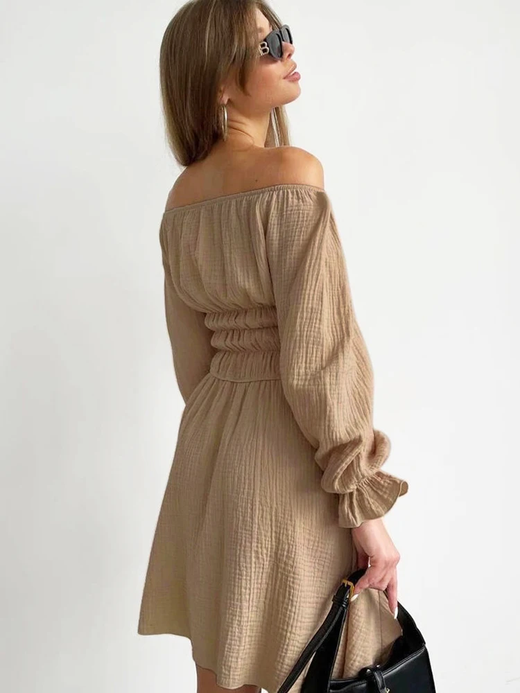 Соблазнительное однотонное платье-мини с вырезом лодочкой соблазнительное