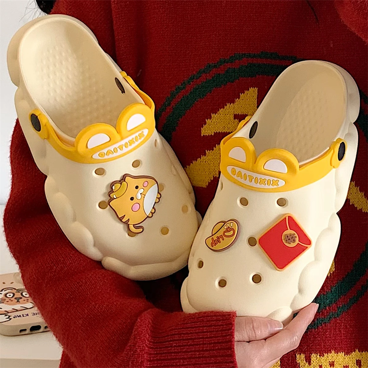 

Тапки женские с мультяшным тигром, повседневные сандалии, водонепроницаемые тапки для сада, тапки для дома, летняя модная обувь для кормящи...