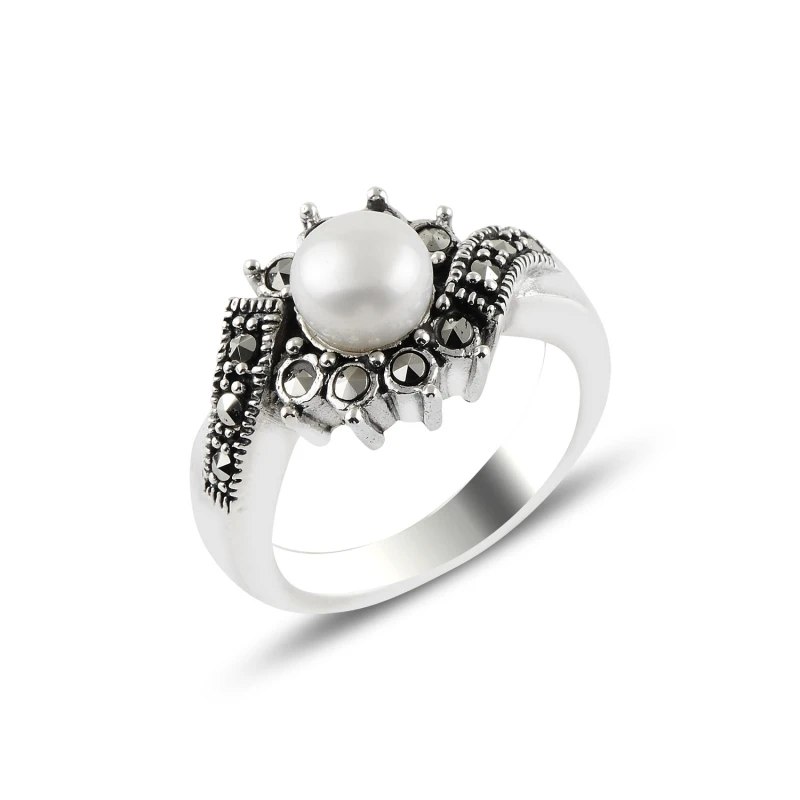 

Серебряное кольцо с искусственным жемчугом и марказитом