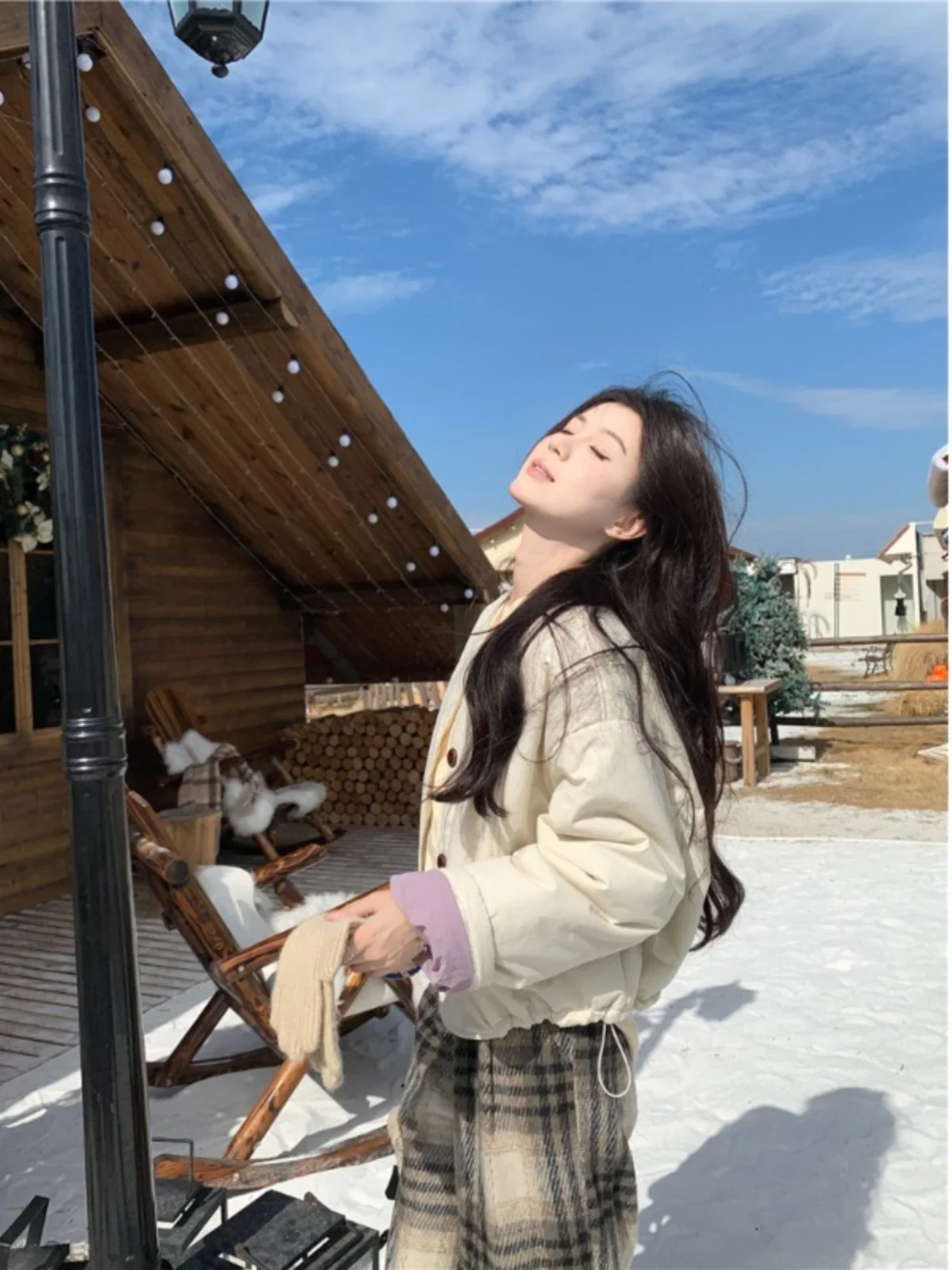 Маленькая куртка абрикосового цвета с круглым вырезом и длинными рукавами на