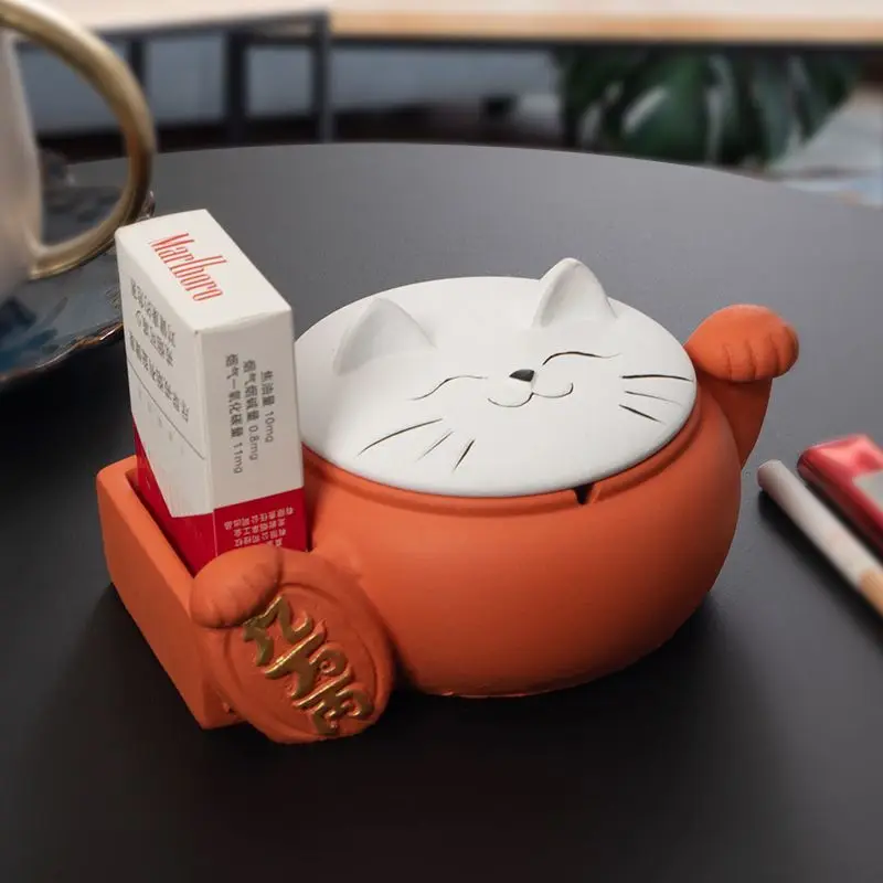 

Maneki Neko Ashtray Creative Charm Cat Ashtrays Home Living Room Office Lucky Cat Anti-fly Ash with Lid Windbreak Ash Tray New