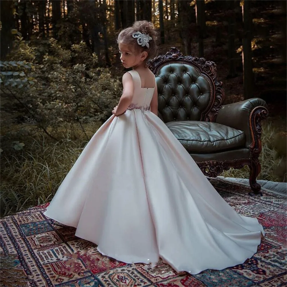 

Платье атласное без рукавов с квадратным вырезом и аппликацией