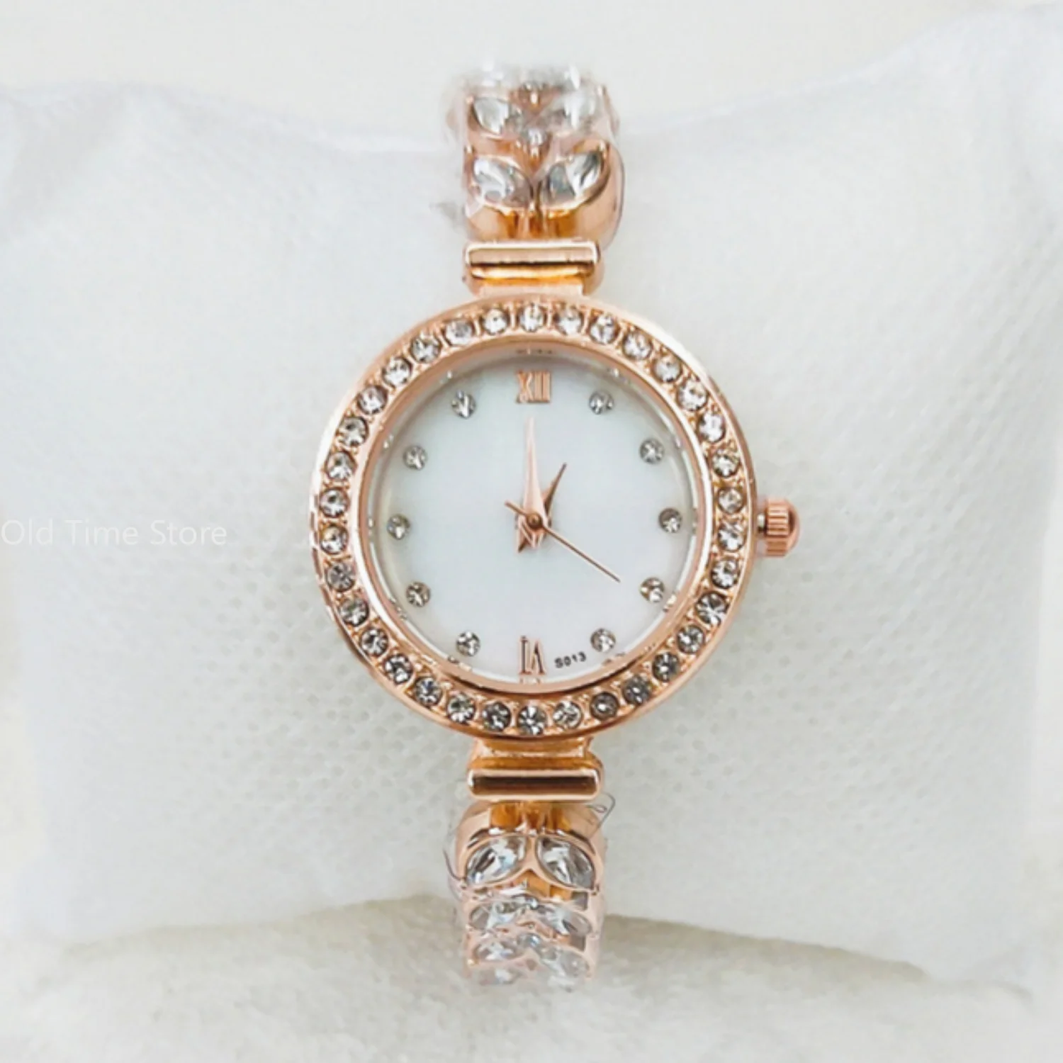 Женские кварцевые часы с ремешком под золото