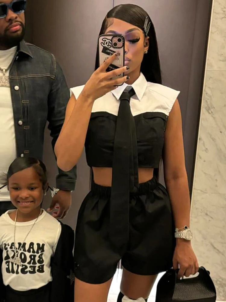 Женский короткий топ без рукавов с контрастным принтом