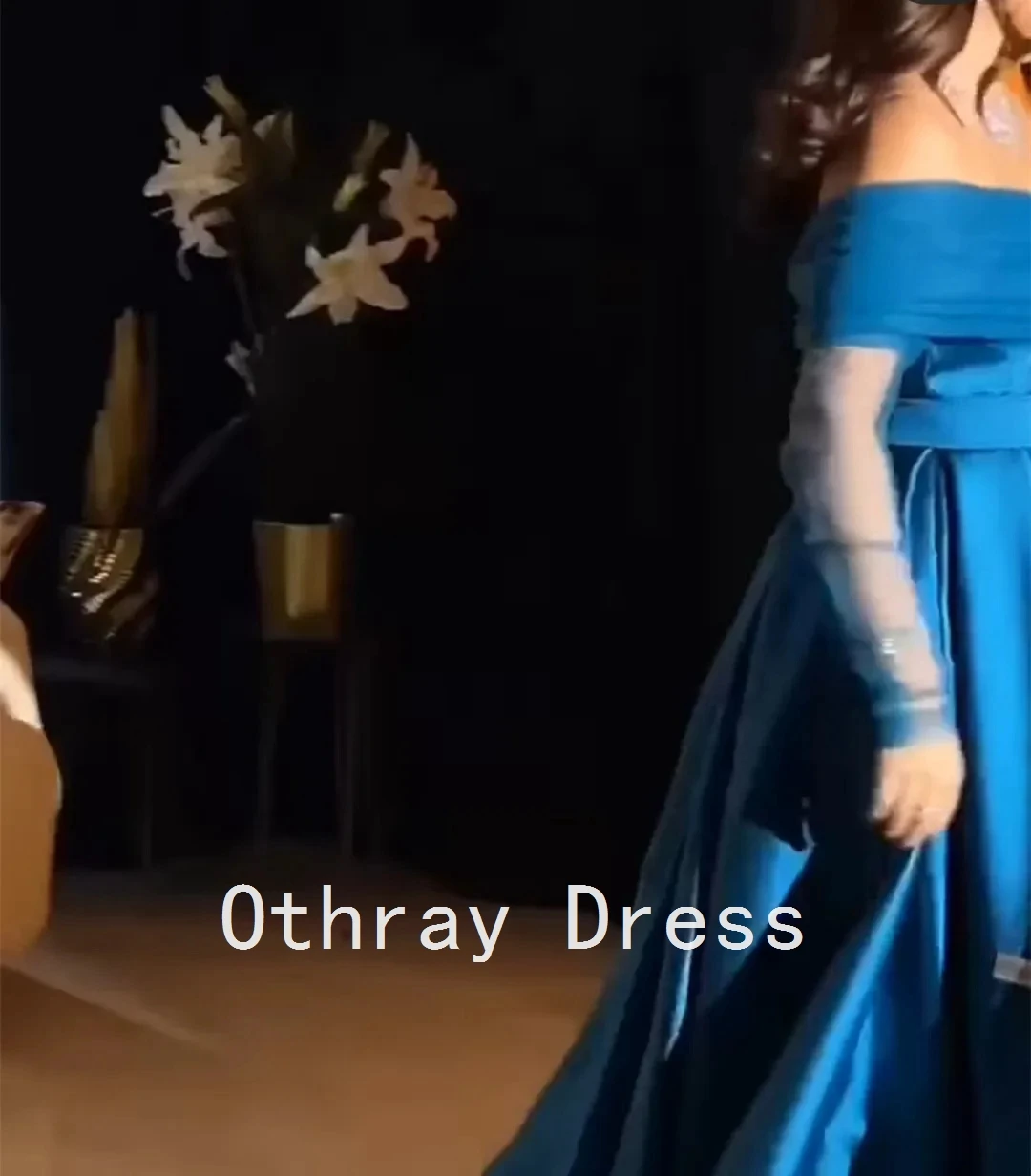 Женские платья для выпускного вечера с открытыми плечами и плиссированным