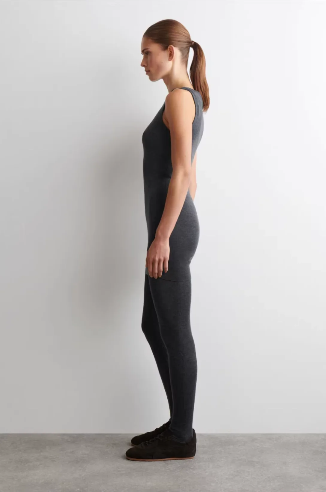 Фото XIMIAN APPAREL 2026 YAZHIMEI: Новинка весенней коллекции – женское повседневное приталенное мини-платье из смесовой шерсти, серое, с круглым вырезом №5